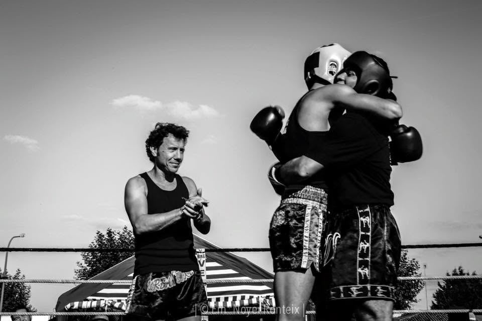 Salut sportif entre deux boxeurs sur le ring