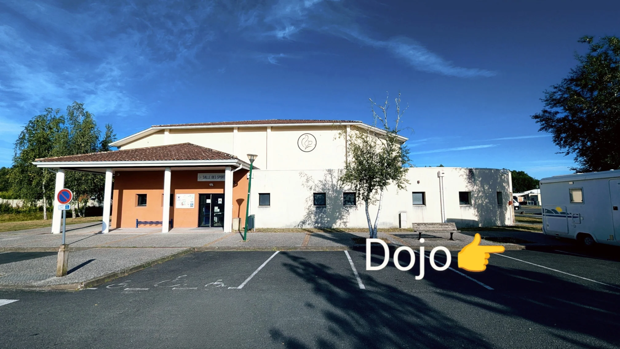 Extérieur de la salle omnisports de Sainte-Hélène